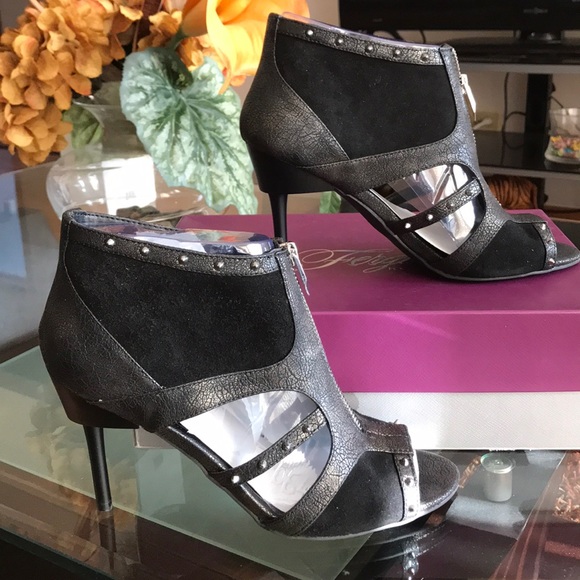 Shoes - Picture 5 of 7